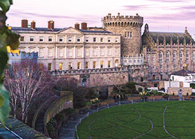 Estudiante trabajando media jornada en Irlanda durante el período de clases
