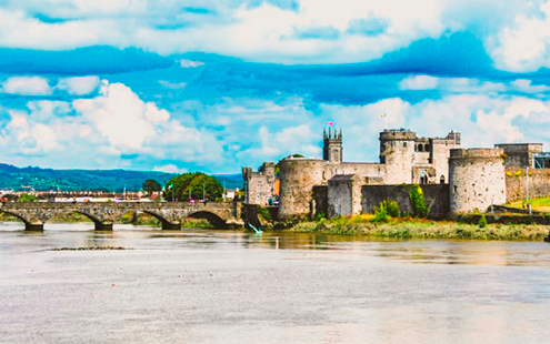 Castillo del Rey Juan a orillas del río Shannon, en Limerick